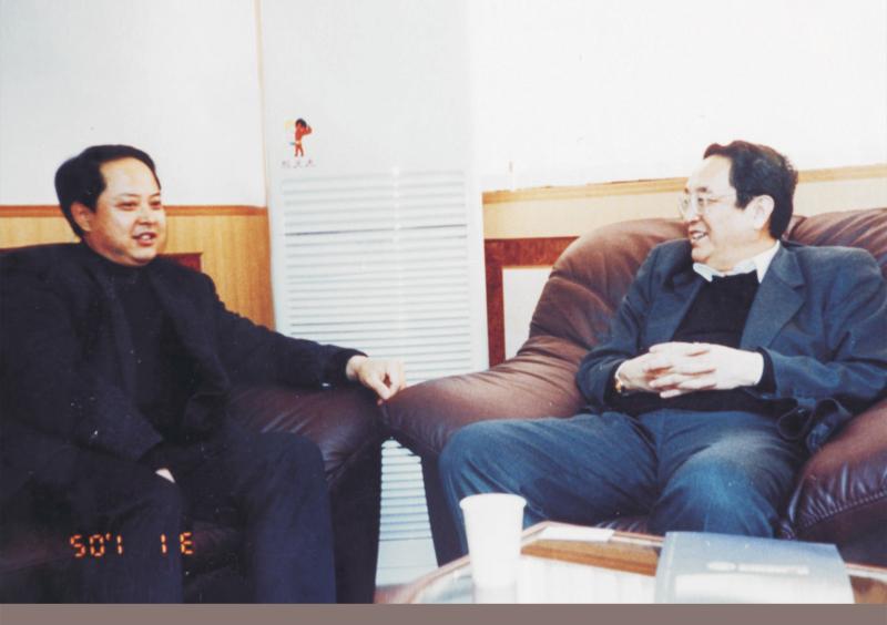 2002年1月31日，中央政治局委员、湖北省委书记俞正声在省委办公室亲切接见舒心先生 