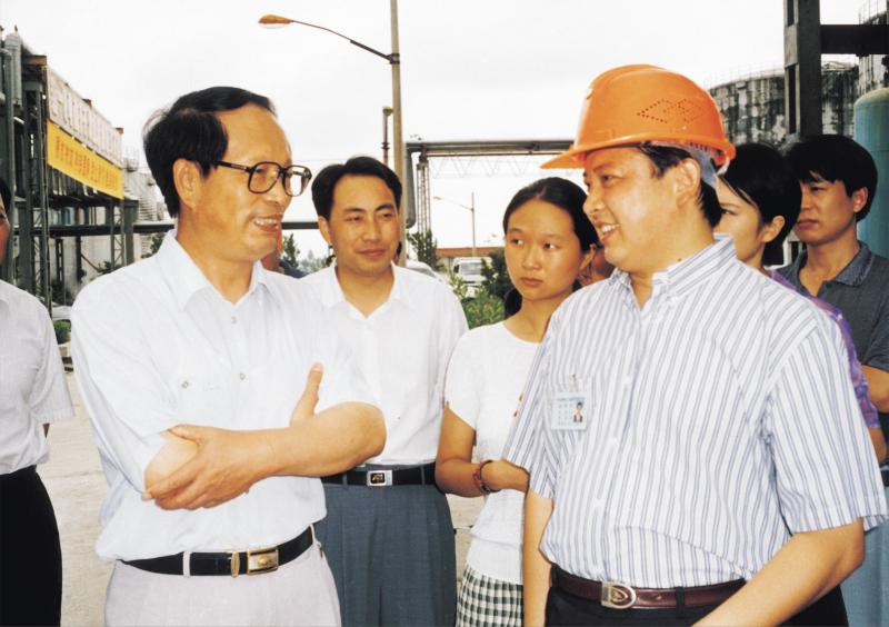 1998年8月1日，湖北省委书记贾志杰在舒心先生的陪同下，对我公司进行了视察